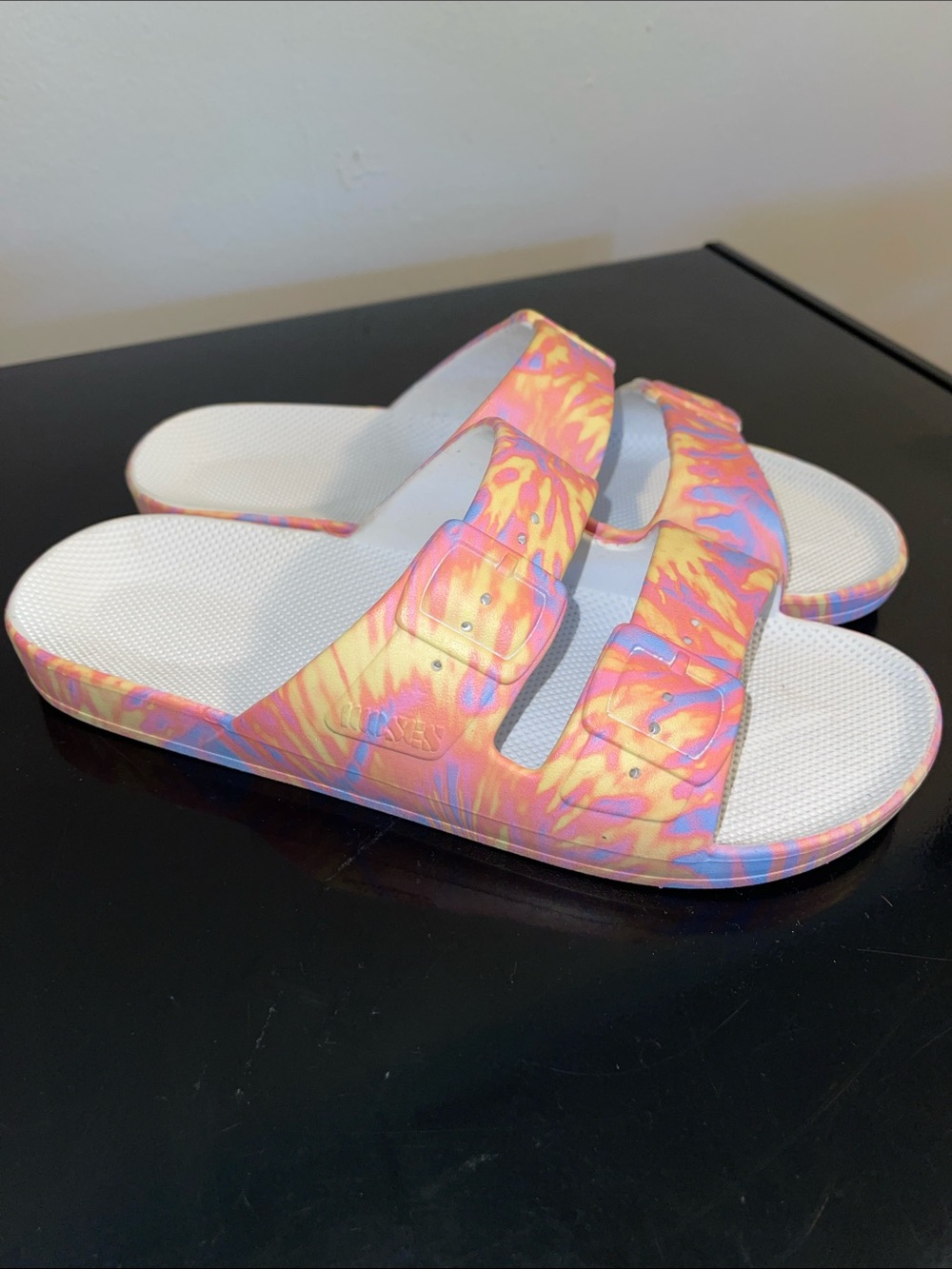 🗣️BRAND NEW! NEVER WORN! Freedom Moses Vibrant Tie-Dye Double Strap Slides